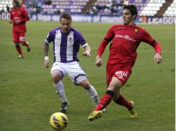 El defensa del Mallorca Pedro Bigas (d), y el centrocampista del Valladolid Patrick Ebert luchan por el balón durante el partido. EFE /