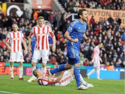 Frank Lampard (4-d) celebra el primer tanto del Chelsea contra el Stoke City. EFE /