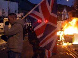 Norirlandeses republicanos católicos y pro-británicos protestantes se enfrentaron  en Belfast. EFE /