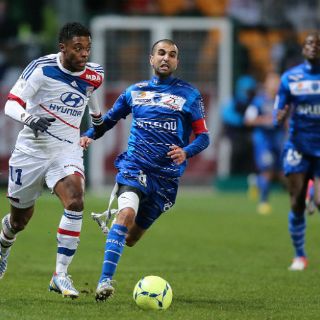 Lyon gana y es líder en fútbol francés