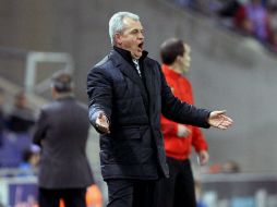 El entrenador del RCD Espanyol, el mexicano Javier Aguirre, da instrucciones a sus jugadores durante el partido contra el Celta. EFE /