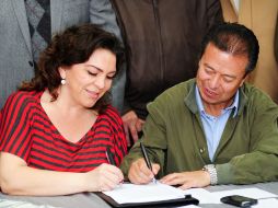 El presidente del CEN del PRI, César Camacho, y la secretaria general, Ivonne Ortega Pacheco, firmaron la convocatoria. NTX /