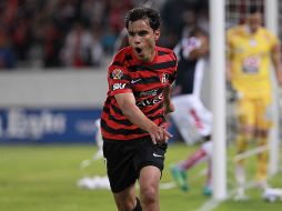 Omar Bravo celebra su segundo gol como rojinegro.  /