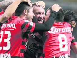 Contundente. Bocanegra y Ayala felicitan a Vuoso (centro), autor del segundo gol. EL INFORMADOR /