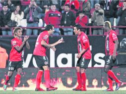Alfredo Moreno (tercero izquierda a derecha) es felicitado por Fidel Martínez, Cristian Pellerano y Duvier Riascos, tras anotar el gol. MEXSPORT /
