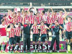 Celebración. Jugadores y cuerpo técnico del equipo rojiblanco festejan el título, tras finalizar el partido en el Azteca. MEXSPORT /