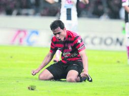 Dos partidos, dos goles. Por la vía penal, Omar Bravo abrió el marcador para la causa rojinegra. EL INFORMADOR /