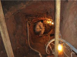 Un soldado mexicano recorre un túnel clandestino en construcción, descubierto recientemente en Nogales. EFE /