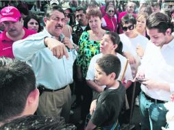El Sauz. El alcalde Ramiro Hernández escucha a los vecinos durane el arranque del programa ''Sábado Solidario''. EL INFORMADOR /