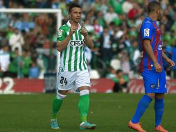 Rubén Castro (c), tras conseguir su gol frente al Levante. EFE /
