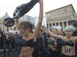 La policía se llevó rápidamente a las mujeres durante la tradicional plegaria del Angelus. AP /