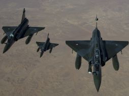 Tres Mirage 2000D de la fuerza aérea francesa zurcan los cielos africanos. REUTERS /