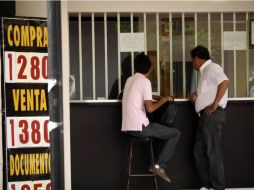 Las cotizaciones del dólar y el euro en casas de cambio y el Aeropuerto Internacional Benito Juárez. ARCHIVO /