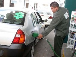 En 2012 el ajuste en el precio de las gasolinas en México fue de 10.2  y 6.5% para las gasolinas Magna y Premium, respecitvamente. ARCHIVO /