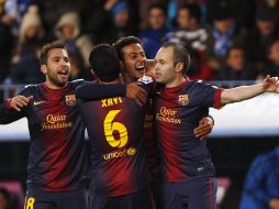 Los catalanes celebran el tercer gol del partido anotado por Thiago. REUTERS /