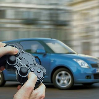 Manejan automóvil a través de internet