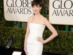 Anne Hathaway lució un vestido de la firma Chanel en color blanco. AFP  /