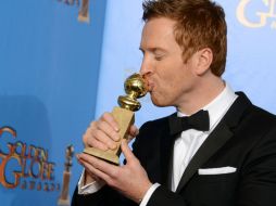 El actor Damian Lewis posa con su Globo de Oro. AP /