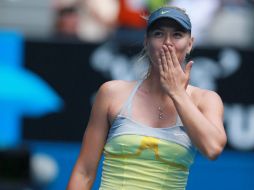 Sharapova envía un beso al público durante el primer round contra Olga Puchkova. AP /