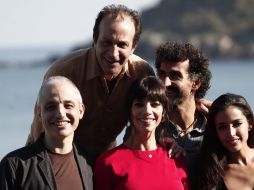 El director junto a su elenco posan durante la presentación de la cinta. ARCHIVO /