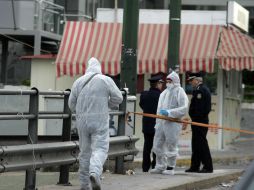 Policías griegos laboran en las cercanías de las oficinas principales del Partido Nueva Democracia, tras atentado. EFE /