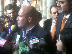 Enrique Alfaro durante el encuentro con los medios, a su llegada al edificio del Congreso local. EL INFORMADOR /