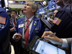 Los índices S&P 500 y Nasdaq cerraron en baja por preocupaciones sobre la demanda de productos Apple. AP /