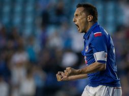 Christian Giménez anotó los dos goles del triunfo de la ''máquina celeste'' en el partido ante San Luis. XINHUA /