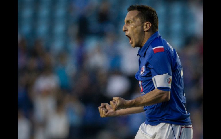 Christian Giménez anotó los dos goles del triunfo de la ''máquina celeste'' en el partido ante San Luis. XINHUA /