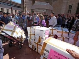 Integrantes del CNTE y del STUNAM entregan cajas con los amparos SUN /