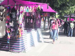 Las estructuras instaladas ocupan ya parte de la banqueta. El Ayuntamiento garantiza que la zona no se convertirá en un mercado. EL INFORMADOR /