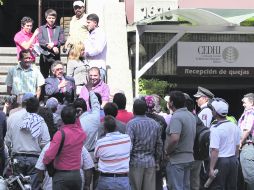 Inconformes. Un grupo de policías acudió a la CEDHJ para interponer quejas por las pruebas. EL INFORMADOR /