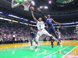 Medido. Rajon Rondo (9), quien elude la marca de Hakim Warrick, fue el jugador más valioso del equipo anfitrión. AFP /