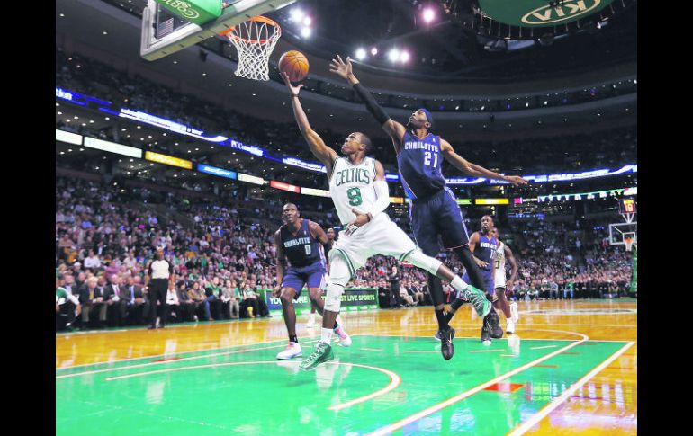 Medido. Rajon Rondo (9), quien elude la marca de Hakim Warrick, fue el jugador más valioso del equipo anfitrión. AFP /