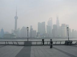 Polución. La capital china lució con una densa niebla gris. XINHUA /