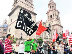 Unos mil 500 maestros de la Coordinadora protestaron en el Zócalo y posteriormente presentaron los amparos en el Palacio de Justicia. NTX /