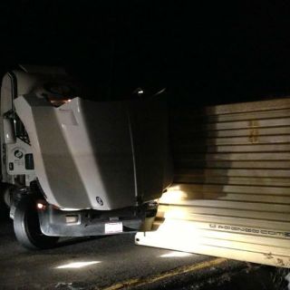 Volcadura de tráiler en Periférico y Vallarta desquicia tráfico