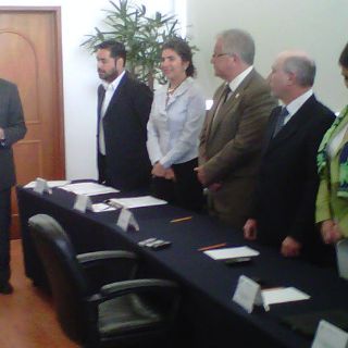 Tonatiuh Bravo registra su candidatura para ser rector de la UdeG