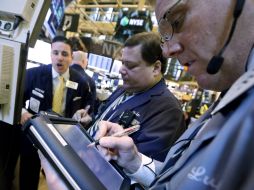 El índice compuesto del mercado Nasdaq se vio afectado de nuevo por el descenso de Apple. AP /