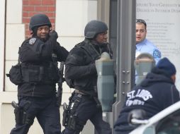 Policías acuden al sitio del tiroteo. ZUMAPRESS  /