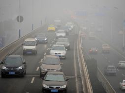 El manto de contaminación en la ciudad, impide  la visibilidad en la ciudad más allá de 200 metros. XINHUA /