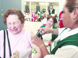 Vacunación. El IMSS aplica vacunas contra la influenza a todas las personas, sin importar si son derechohabientes o no. EL INFORMADOR /