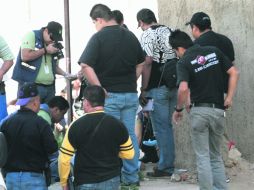 Investigadores analizan el área donde quedó tendido Manuel, asesinado por arma de fuego en la Colonia Jalisco. EL INFORMADOR /