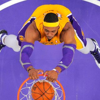 Bryant y Howard carburan a los Lakers