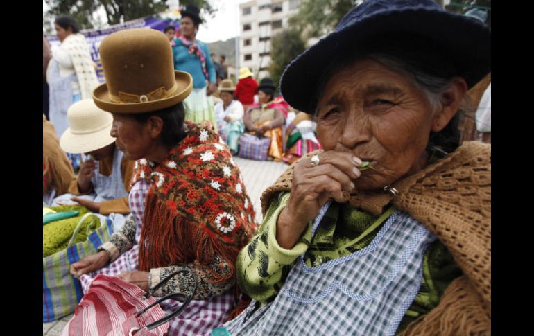 Un ejemplo sería: el mascado de hoja de coca es toda una tradición en Bolivia. AP /