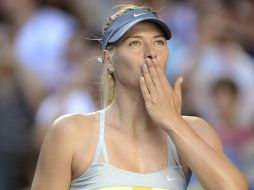 Sharapova lanza un beso al público tras su triunfo en el Abierto de Australia. EFE /