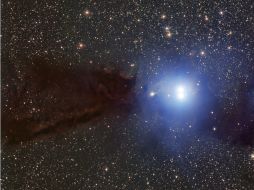 A la derecha de la guardería, se pueden observar dos jóvenes estrellas de apenas un millón de años. EFE /