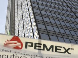 De acuerdo con cifras de Pemex, actualmente hay cerca de 111 mil trabajadores de base y al menos 27 mil de confianza. EFE /