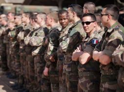Soldados franceses escuchan al presidente de Malí, Dioncounda Traore, en la base aérea de Bamako. REUTERS /
