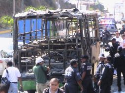 Sujetos incendiaron la unidad esta tarde. SUN /